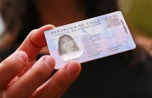 ¿Cómo puedo homologar una licencia de conducir extranjera rápidamente en Chile?