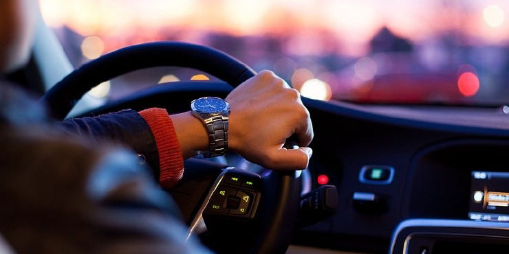 Cómo saber a nombre de quién está un auto en línea en Chile